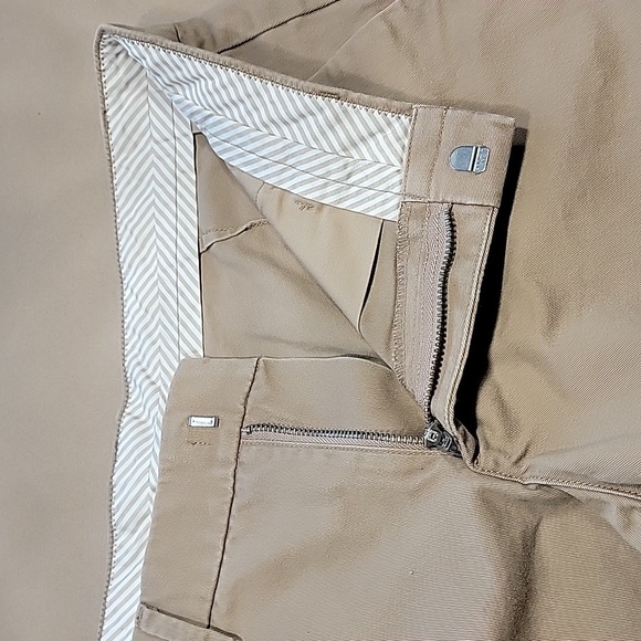 Uniqlo Size 4 Khaki Chino Shorts, Gently Used Condition - Picture 9 of 10